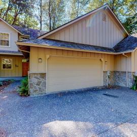 Golf-course-front home with hot tub & pool - easy ski & golf access, hotelli kohteessa Welches
