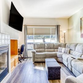 Two-story townhome on Ridge Golf Course with pools hot tubs gyms tennis