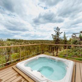 Charming waterfront condo with pool tennis hot tub balcony & W&D、レドモンドのホテル