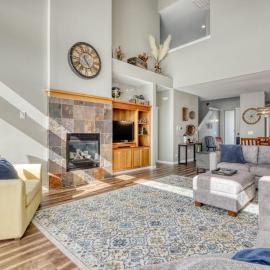 Light-filled townhome with fireplace pools hot tubs gyms golf & tennis, hotel in Redmond