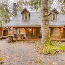 Woodland home near the Sandy River with firepit fireplace & great location, hotel sa Rhododendron
