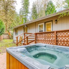 Dog-friendly mountain home with private hot tub fenced yard deck & W&D, hotelli kohteessa Rhododendron