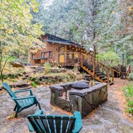 Charming Home with Free WiFi washer&dryer Wood Fireplace and Furnished Deck, hotel di Sandy