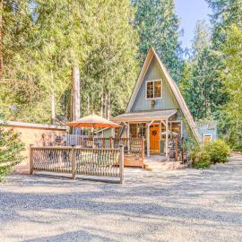 Adorable A-frame cabin withnearby river access game room wood stove firepit, hotel di Sandy