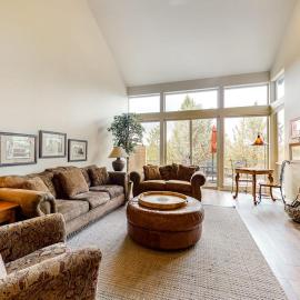 Beautiful Eagle Crest townhouse with stunning views & shared pools & hot tubs, hotel v destinaci Redmond