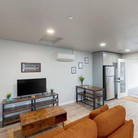 Cozy condo with sun room washer & dryer close to the river, Hotel in Florence