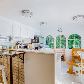 Tree-lined coastal home with children's items gas grill and washer&dryer, hotel in Florence