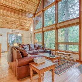 Gorgeous home with views of the river fireplace washer&dryer & dog-friendly, хотел в Rhododendron