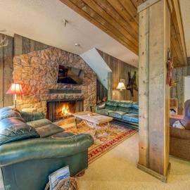 Spacious historic lodge with game room pool & fireplace - close to Skibowl, Hotel in Government Camp