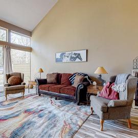 Inviting townhouse with fast WiFi patio & access to pools golf tennis & gym, hotel in Redmond