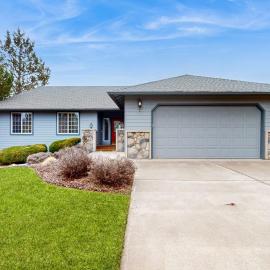 Light & bright family home with shared hot tub pool & more