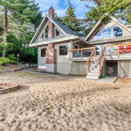 Gorgeous riverfront house with entertainment - near Bay Street and the beach