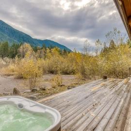 Mountain view dog-friendly cabin with fireplace washer&dryer grill & hot tub