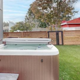Newly built home with hot tub & great backyard - walk to the river Old Town