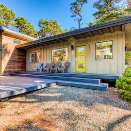 Stunning new home with furnished deck & easy beach access, hotel in Florence