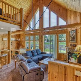 Bright Cabin with Shared Pool Hot Tub & Resort Amenities, hotel in Redmond