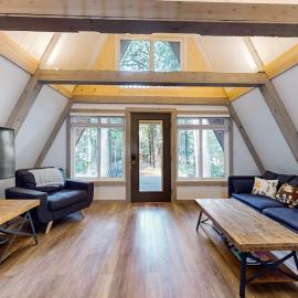 Dog-friendly A-frame near the river with game room firepit wood stove & grill, hotel di Sandy
