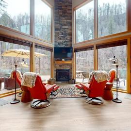Viesnīca Fully rebuilt riverfront home with deck fireplace & W&D - dog-friendly pilsētā Vida