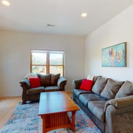 Stylish condo with balcony private washer&dryer & full kitchen - close to river
