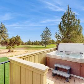 Beautifully updated golf-course-front chalet with deck pools hot tubs & gyms, hôtel à Redmond