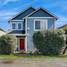 Dog-friendly home near the ocean with gas fireplace & partial water views, Hotel in Newport