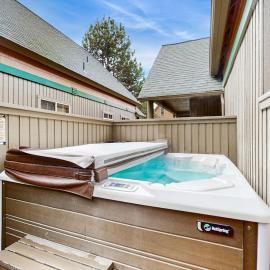 Log decor home with private hot tub deck & shared pools & tennis, hotel a Redmond