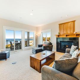 Oceanfront top floor condo with stunning views gas fireplace and grill, hotel in Newport