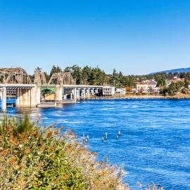Gorgeous riverfront rental with excellent views & large private deck, hotel in Florence