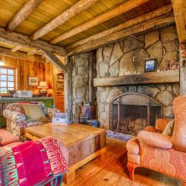Gorgeous custom-built chalet with fireplace & home office - walk to ski & hiking, hotel in Government Camp