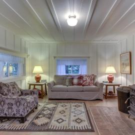 Restored log cabin with classic porch - near river trails hot springs & more, Hotel in McKenzie Bridge