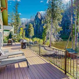 Amazing riverfront cabin with views deck firepit & grill - dog-friendly，Vida的飯店