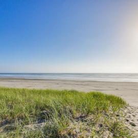 Sunny Oceanfront Condo with Great Views & Amazing Beach Access, hotel v destinaci Gearhart