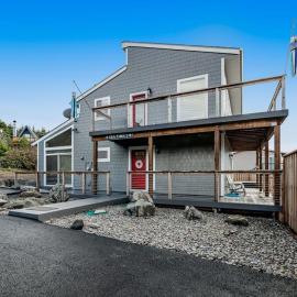 Oceanfront home with hot tub private beach access & ocean views - dog-friendly, hotel in South Beach