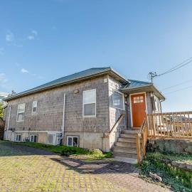 One block to the ocean & Nye Beach Sunny home with fireplace foosball & WiFi