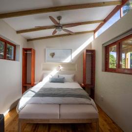 Modern beach cottage in Conservation village, hotelli kohteessa Scarborough