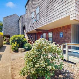 Ideal getaway on the water with private balcony cozy layout and free WiFi, hotel a Newport