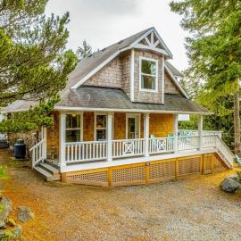 Classic dog-friendly beach house with vast outdoor living hot tub & firepit