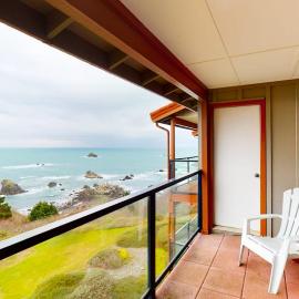 Sweeping Oceanfront Views Await Tranquil Condo with Balcony Beach Access W&D, hotel in Brookings