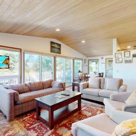 2-story dog-friendly home with Ping-Pong gas grill deck wood stove-fireplace, Hotel in Manzanita