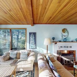 Adorable Dog-Friendly Home in Historic Deco District - Short Walk to Beach, hotel in Newport