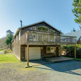 2-story dog-friendly home with beach access Ping-Pong table & grill, Hotel in Manzanita