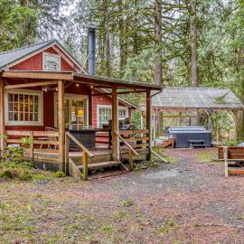 Creek-side cabin with private hot tub & fireplace - near hiking trails & slopes, hotelli kohteessa Welches