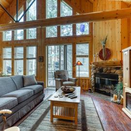 Charming resort home with fireplace deck gas grill and gas stone fireplace, hotel a Redmond