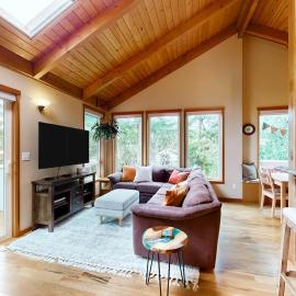 Tree-lined coastal home with wood fireplace yard W&D & games - dog-friendly