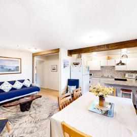 Ocean-view lower-level duplex across street from beach - dog-friendly、ニューポートのホテル