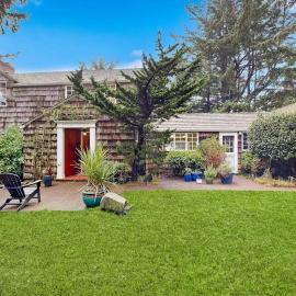 Historic Waterfront Home with Private Hot Tub - Dogs Welcome, hotell i Newport
