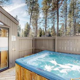 Sunriver Condo with Private Hot Tub WiFi, hotel Sunriverben