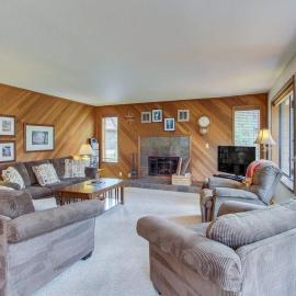Cabin with Private Hot Tub Near the Deschutes River - Free SHARC access, hotel in Sunriver
