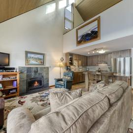 Condo in Great Location View of Golf Course & SHARC Passes - Dogs OK, hotell i Sunriver