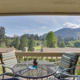 Charming Mountain Condo with Golf Course Views & Nearby Ski Access, hotel di Welches